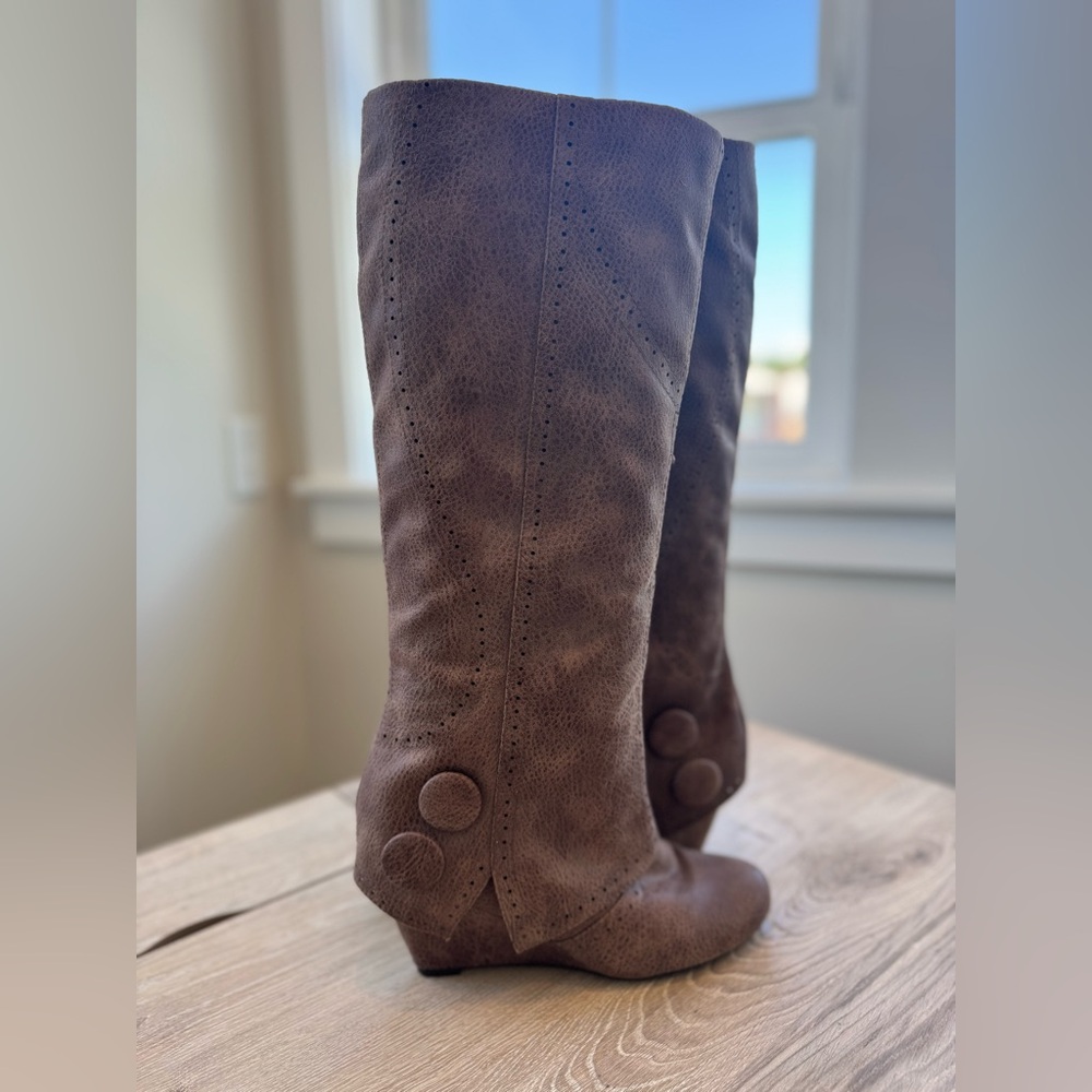 Size 8, not rated knee high boots